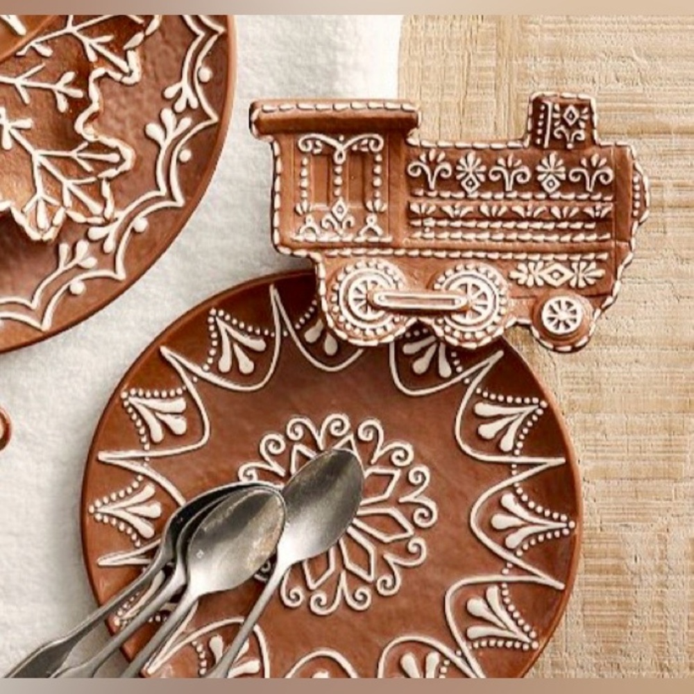 NWT Pottery Barn Gingerbread Train 4 Appetizer Plates - Picture 3 of 7
